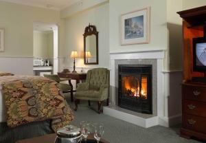 卡姆登罗德凯登酒店的酒店客房配有一张床和一个壁炉。