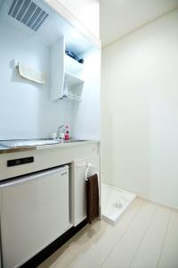 东京R-Guest Residence 東京浅草 east2的白色的厨房配有水槽和洗碗机