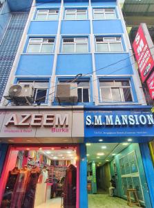 钦奈SM MANSION near Harbour & High court的前面有一间商店的蓝色建筑