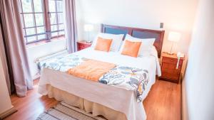 特木科Apart Hotel Montepiedra的一间卧室设有一张床和一个大窗户