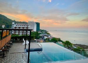 头顿Fati Boutique Hotel & Apartment的海景阳台上的游泳池