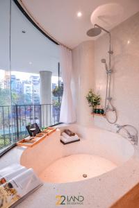 河内22Land Hotel & Residence的窗户客房内的大浴缸