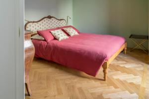 米兰Ca' Maggiolina B&B的一间卧室配有一张带粉色毯子的大床