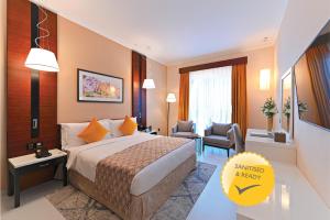 迪拜TIME Asma Hotel的酒店客房设有床和客厅。