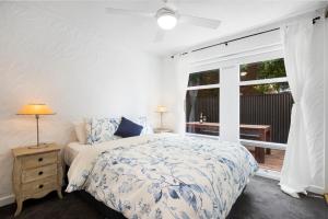 阿德莱德贝斯水滨公寓的一间卧室设有一张床和一个大窗户