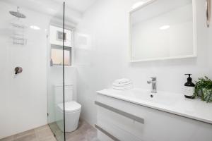 阿德莱德贝斯水滨公寓的白色的浴室设有卫生间和水槽。