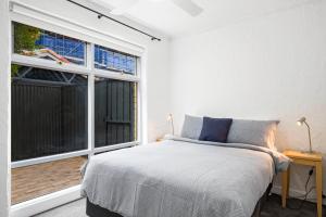 阿德莱德贝斯水滨公寓的一间卧室设有一张床和一个大窗户