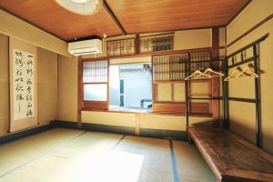 京都京都五条旅舍的一间设有窗户和梯子的房间