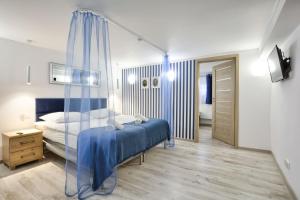 奥莱希尼察Apartament Niebieski的一间卧室配有一张带蓝色棉被的床