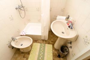 特斯特诺安卡公寓的浴室配有盥洗盆、卫生间和浴缸。