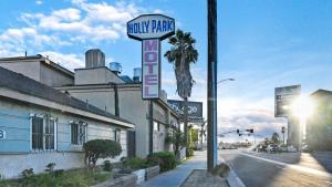 英格尔伍德Holly Park Motel near LAX的街道旁家庭聚会的标志