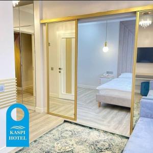 乌拉尔斯克Kaspi Hotel的配有床和滑动玻璃门的房间