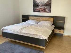 科尔贝尔莫尔D&D Apartment的一间卧室配有一张大床和木制床头板