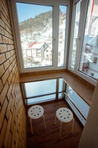 新瓦罗什Apartman Vesna的客房设有两把椅子和大窗户
