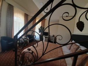 杰尔穆克杰尔穆克维罗纳度假酒店的卧室里的黑色金属床,带有窗户