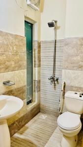 拉希迈尔汗Plaza Inn Hotel的一间带卫生间和水槽的浴室