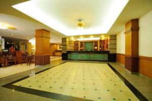 曼谷Rambuttri Village Plaza - SHA Extra Plus的大型客房 - 带瓷砖地板和游泳池
