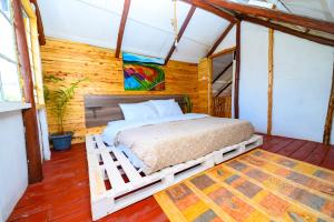 NyahururuOlrok Farm House的卧室配有一张床铺,位于带木墙的房间内