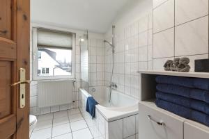 汉堡阿卡迪亚之家汉堡机场公寓的带浴缸、卫生间和盥洗盆的浴室