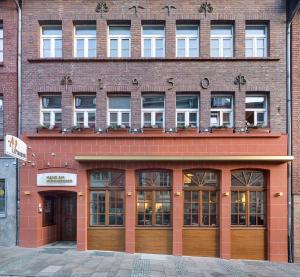亚琛哈恩纳德酒店的红砖建筑,有门窗