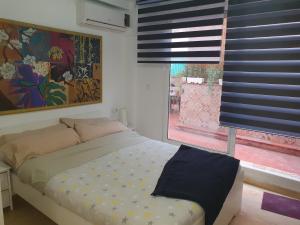 瓦伦西亚橙子和利蒙公寓的一间卧室配有一张床和一扇蓝色百叶窗