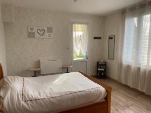 Saint-PorchaireChambre au bruand的卧室配有白色的床和窗户。