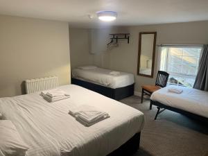 多切斯特老船旅馆的酒店客房,设有两张床和镜子