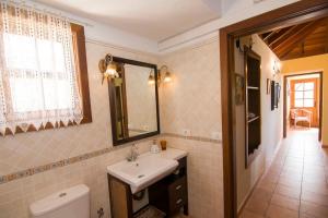 丰卡连特德拉帕尔马Casa La Time的一间带水槽、卫生间和镜子的浴室
