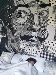 奥南海滩西瓦府奥南甲米别墅的人睡在床上,画着人