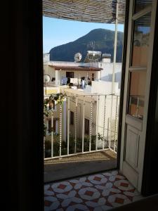 利帕里阿康托住宿的从窗户可欣赏到建筑的景色
