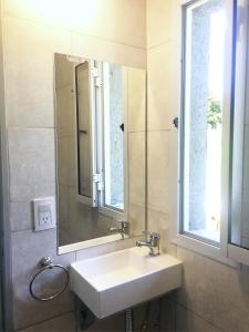 波特雷罗德加雷Cabañas Sonnenblumen的一间带水槽和镜子的浴室以及窗户。