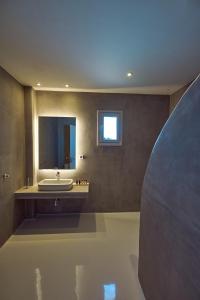 阿克罗蒂里Coco-Mat Hotel Santorini的一间带水槽和镜子的浴室