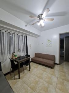 马尼拉Solemare Parksuites Condominium - Condo R Us的带沙发和吊扇的客厅