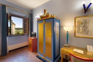 因普鲁内塔Villa Castiglione的客房设有橱柜、书桌和窗户。