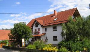 SpeicherzGästehaus & Ferienhof Hüfner的白色房子,有橙色屋顶