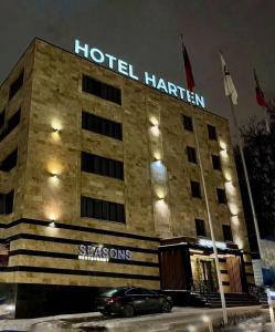 库尔斯克HOTEL HARTEN business & international的酒店前方设有停车场