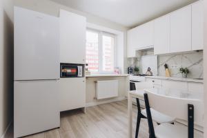 苏梅Apart-smart 5.26 near Lavina 5 floor Kharkovskaya的白色的厨房配有水槽和微波炉