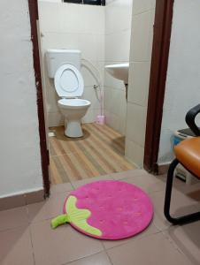 丹那拉打Evonne Budget Hotel的浴室地板上的粉红色地毯,带卫生间