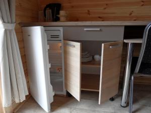 Silberstedt32 Familien Premium Pods的厨房配有柜台和开放式冰箱。