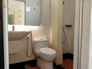 关丹Summer Green Lodge的浴室配有白色卫生间和盥洗盆。