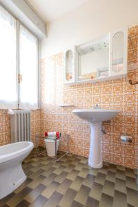 ChiuroLa Svolta的一间带水槽、卫生间和镜子的浴室