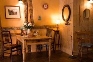 HadleighThe Old Monkey, a quirky bolthole on the edge of a historic Market Town的配有桌椅和镜子的客房