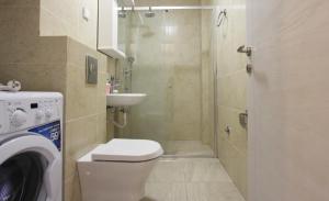 Przno Apartments ZATVOREN的一间浴室