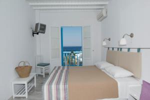 图罗斯阿西米纳酒店的一间卧室配有一张床,享有海景