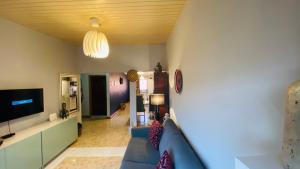 特马Stunning 1-Bed House in Tema- Oheneba villa的客厅配有蓝色的沙发和电视