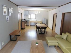 富良野All Seasons Furano Chalet的客厅配有沙发和桌子