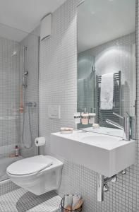 苏黎世VISIONAPARTMENTS Binzmühlestrasse 46 - contactless check-in的白色的浴室设有水槽和卫生间。