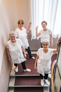 卢加诺裴斯泰洛卢加诺酒店的一群老年妇女走下楼梯
