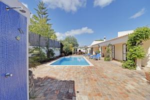 圣巴巴拉-迪内希Algarve Country Villa With Pool by Homing的一个带游泳池和房子的后院