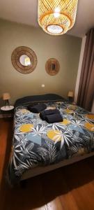 敦刻尔克Appartement Centre ville proche gare的一间卧室配有一张带黑色和黄色棉被的床